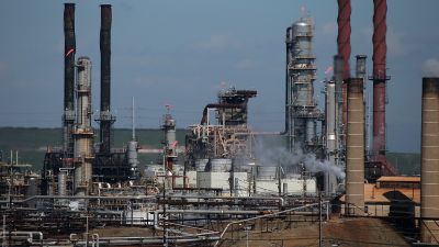 A view of a Chevron refinery on March 3, 2015 in Richmond, California. (Photo by Justin Sullivan/Getty Images)