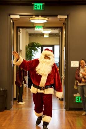 HF 12 14 2016 039. Santa Arives