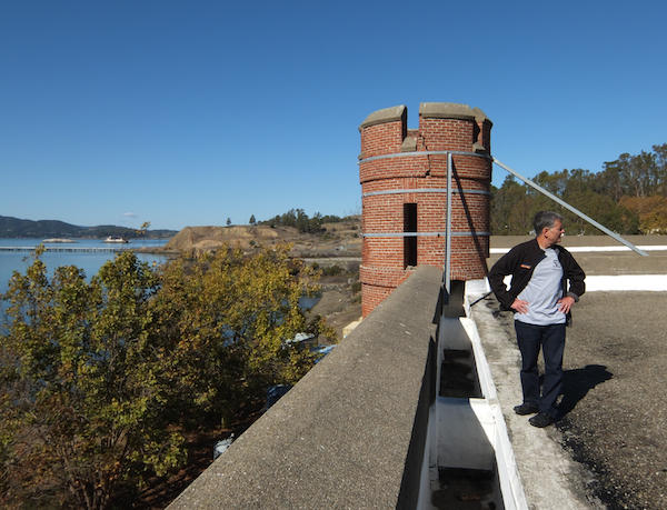 http://images.mentalfloss.com/sites/default/files/styles/insert_main_wide_image/public/bobby-on-roof.jpg