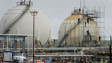 Employees work on a storage tank inside the Chevron Corp. Richmond Refinery in Richmond, California, U.S., on Thursday, April 24, 2014.